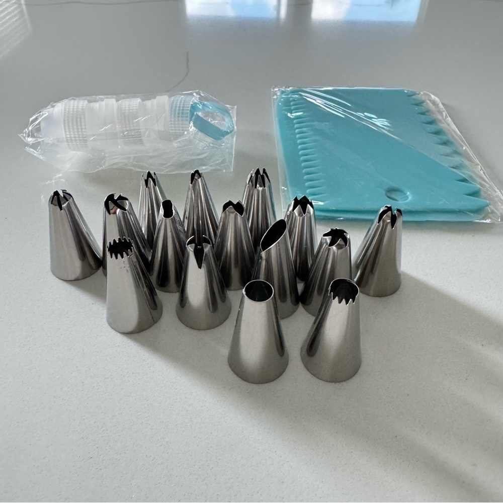 Cake supplies Set of 15 piping tips for decorating cookies and cakes - Picture 3 of 3